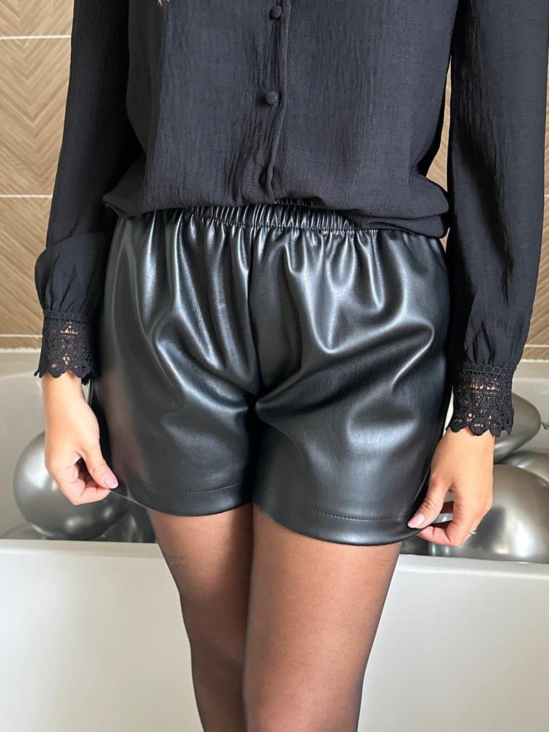 SHORT | LANA NOIR