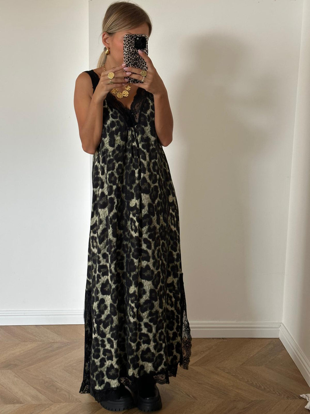 ROBE | SYLVIA KAKI