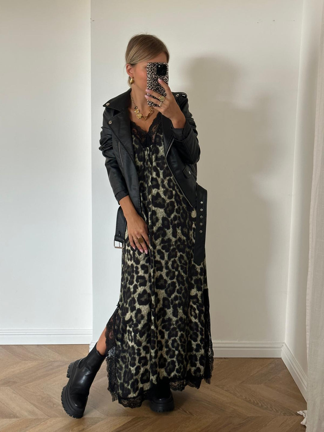 ROBE | SYLVIA KAKI